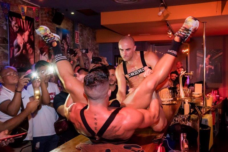 Las vegas gay bar hosts fundraiser for families of orlando shooting victims